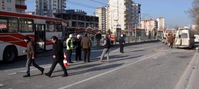 İşçi Servisine Çarpan Otobüs Tramvay Durağına Girdi