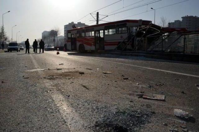 İşçi Servisine Çarpan Otobüs Tramvay Durağına Girdi