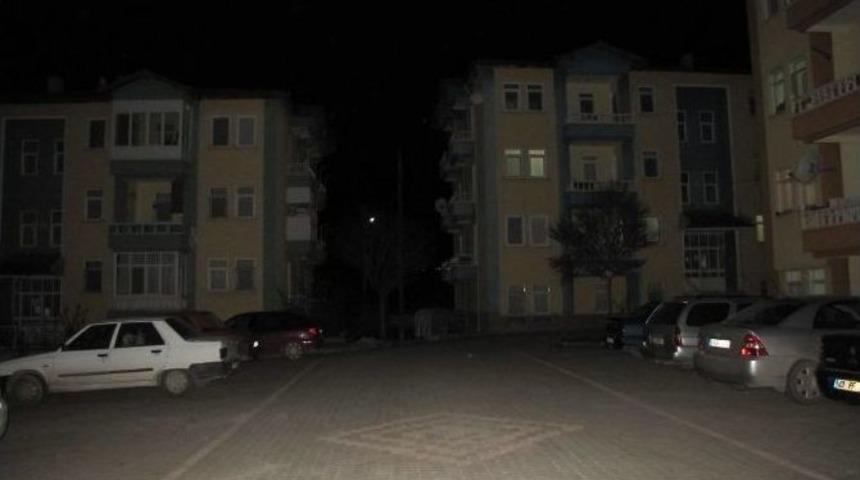 Etikent Hakkı Ocak Sitesi Sokağı, 2 Yıldır Karanlıkta