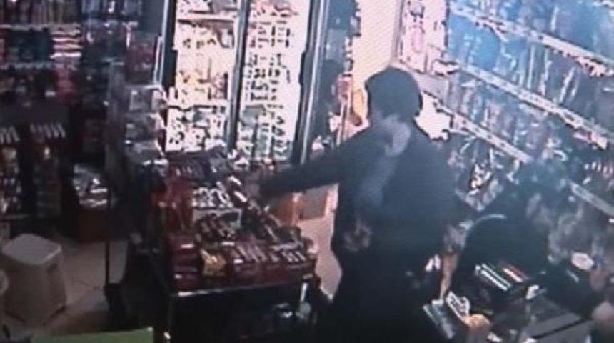 &Ccedil;aldığı Herşeyi Eteğinin I&ccedil;ine Soktu..