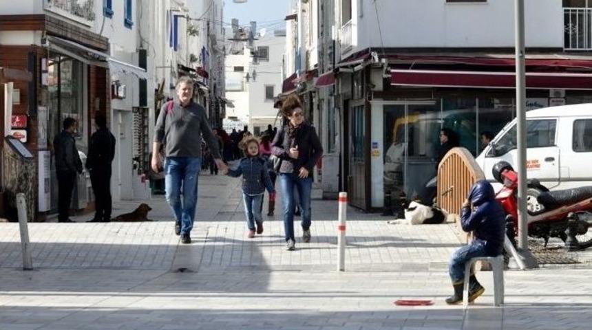 Yaşıtları Geziyor Onlar &Ccedil;alışıyor