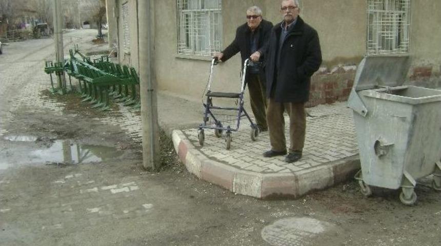 Doğanşehir&rsquo;de Y&uuml;ksek Kaldırım Sorunu