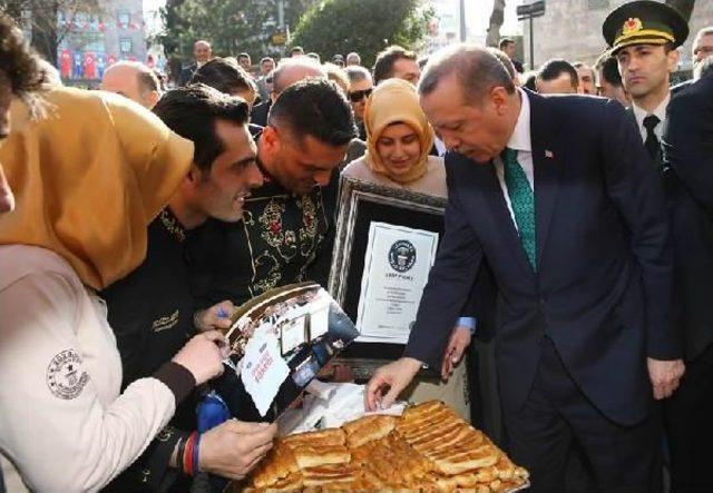 Cumhurbaşkanı Erdoğan, Rekortmen Börekçiyi Saraya Davet Etti