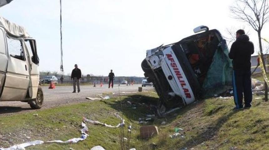 Yolcu Otobüsü Ile Minibüs Çarpıştı: 34 Yaralı