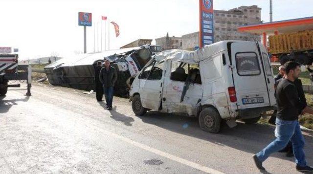 Yolcu Otobüsü Ile Minibüs Çarpıştı: 34 Yaralı