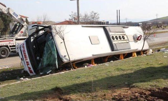 Yolcu Otobüsü Ile Minibüs Çarpıştı: 34 Yaralı