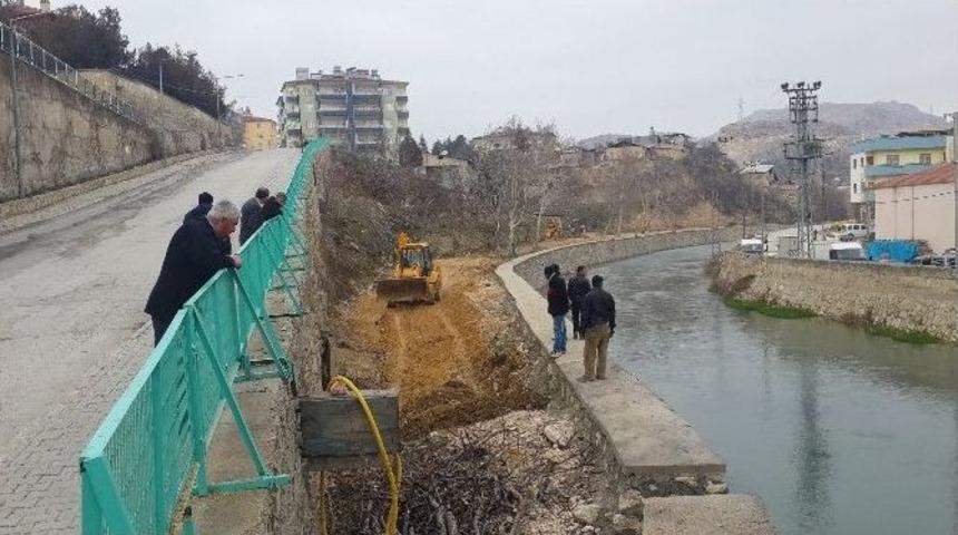 Darende&rsquo;de Tohma &Ccedil;ayı Kenarı Yol D&uuml;zenleme &Ccedil;alışmaları Yapılıyor