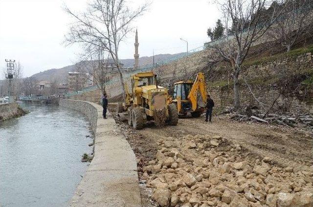 Darende’de Tohma Çayı Kenarı Yol Düzenleme Çalışmaları Yapılıyor