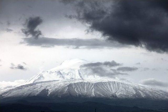 Ağrı’da 41 Dağcıya Fırtına Engeli