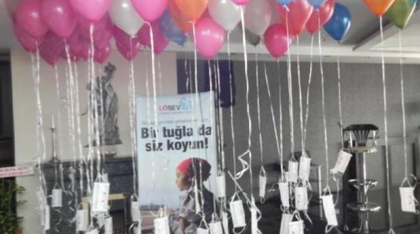 L&ouml;semi Tedavisi Tamamlanan &Ccedil;ocuklar Maskelerini Balonla U&ccedil;urdu