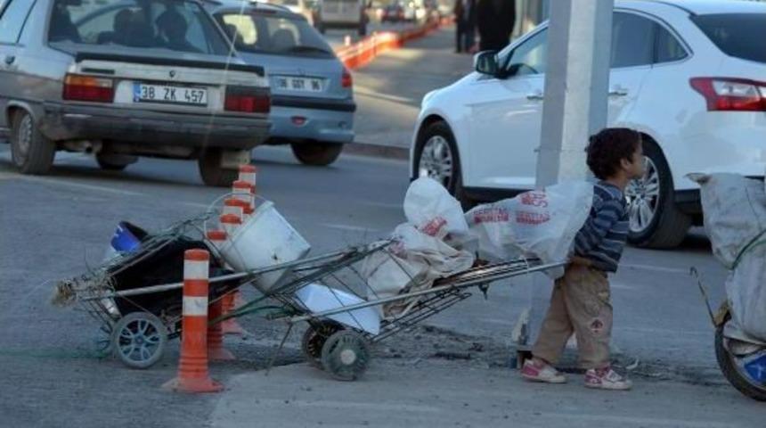 Y&uuml;kleri Boylarından B&uuml;y&uuml;k