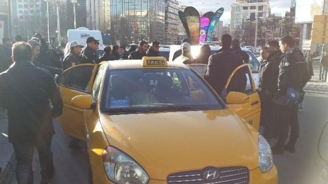 Parkta Bı&ccedil;akladı, Takside Yakalandı