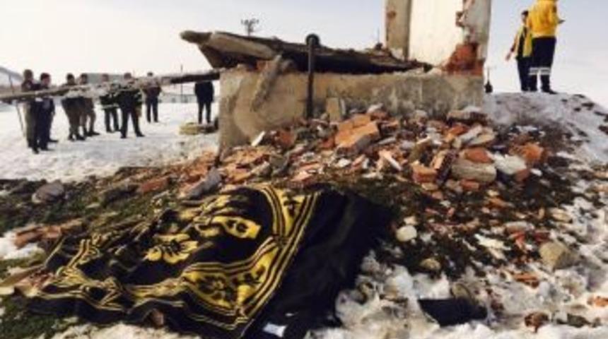 Su Deposu &Ccedil;ocukların &Uuml;zerine &Ccedil;&ouml;kt&uuml;: 1 &Ouml;l&uuml;, 1 Yaralı