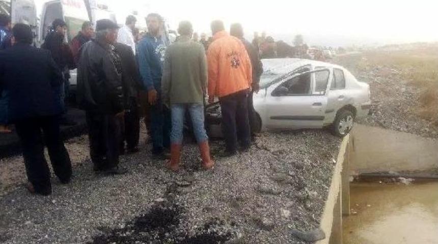 Lastiği Patlayan Otomobil Takla Attı, Dereye U&ccedil;maktan Kurtulan 3 Kişi Yaralandı