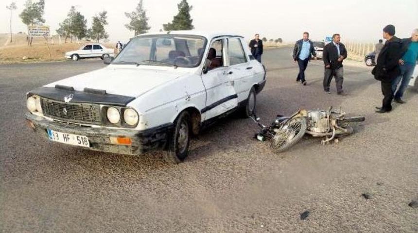 Motosiklet Otomobile &Ccedil;arptı: 2 Yaralı
