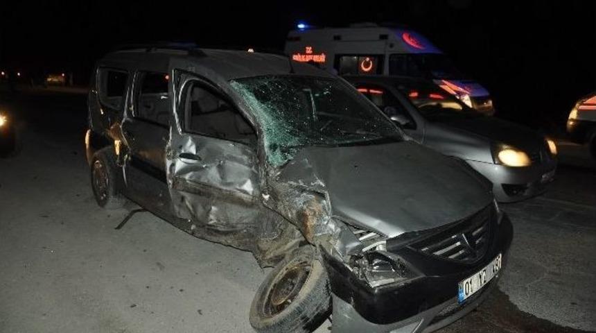 Minib&uuml;s İle Otomobil &Ccedil;arpıştı: 5 Yaralı