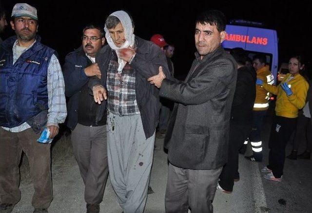 Minib&uuml;s İle Otomobil &Ccedil;arpıştı: 5 Yaralı 1