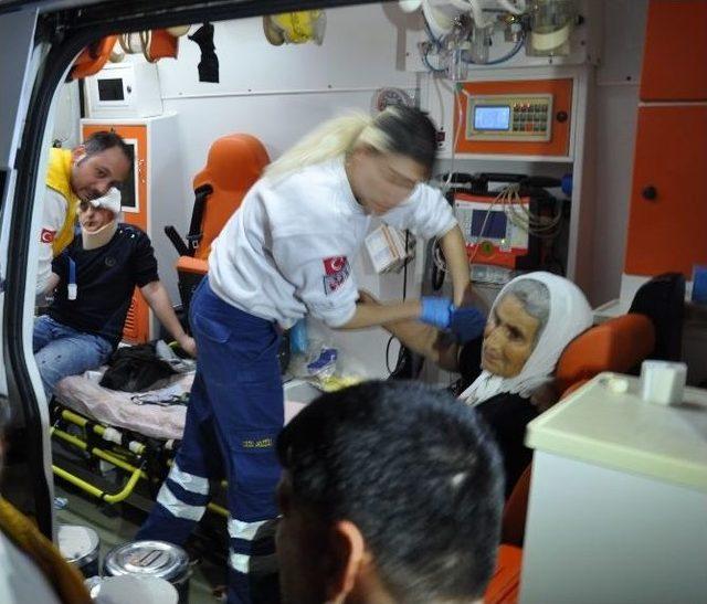 Minib&uuml;s İle Otomobil &Ccedil;arpıştı: 5 Yaralı 2