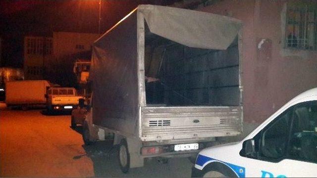 Kamyonet Evin Duvarına &Ccedil;arptı 1