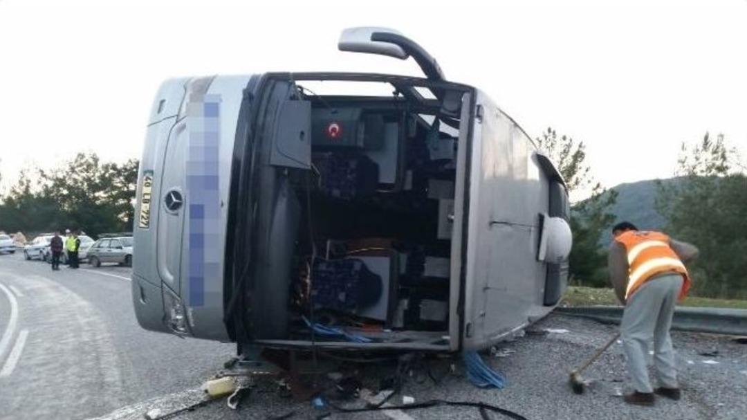 Yolcu Otob&uuml;s&uuml; Devrildi: 30 Yaralı