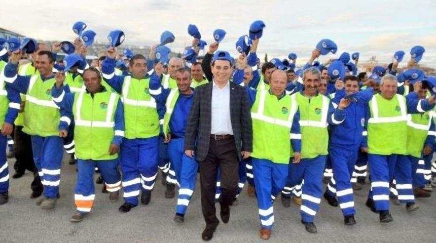 Başkan T&uuml;t&uuml;nc&uuml;&rsquo;den Temizlik İş&ccedil;ilerine Zam