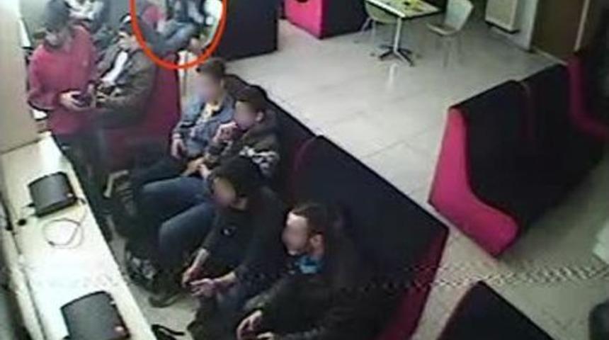 Oyun Oynayan &Ccedil;ocuğun Cep Telefonunu B&ouml;yle &Ccedil;aldı