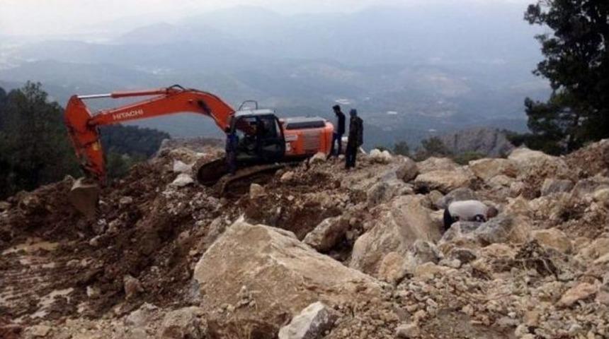 Kumluca&rsquo;da Heyelan Nedeniyle Kapanan Yol A&ccedil;ılıyor