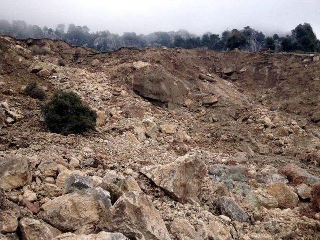 Kumluca’da Heyelan Nedeniyle Kapanan Yol Açılıyor