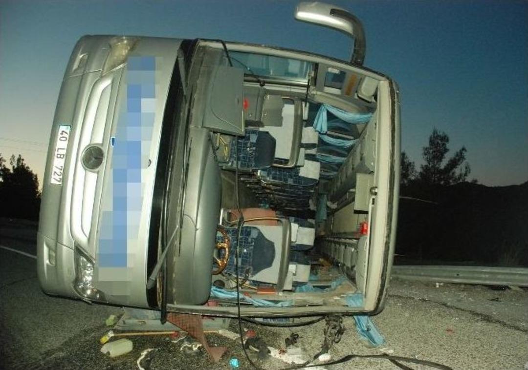 Yolcu Otob&uuml;s&uuml; Devrildi: 37 Yaralı