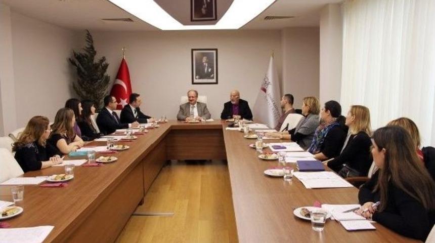 İzmir &Uuml;niversiteleri Gen&ccedil;lerin Kariyerine Birlikte Y&ouml;n Verecek