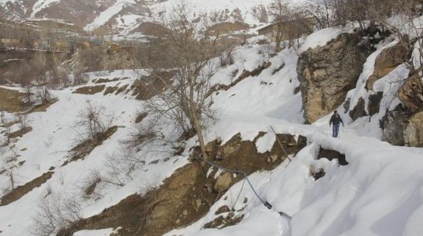 Şeyh Nazır Türbesi Yolu Onarılmayı Bekliyor