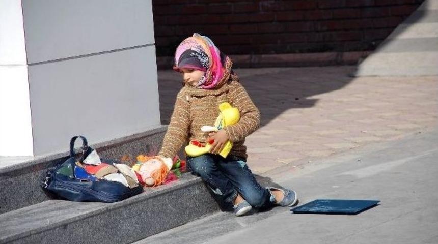 Küçük Kızın Hali Yürekleri Burktu