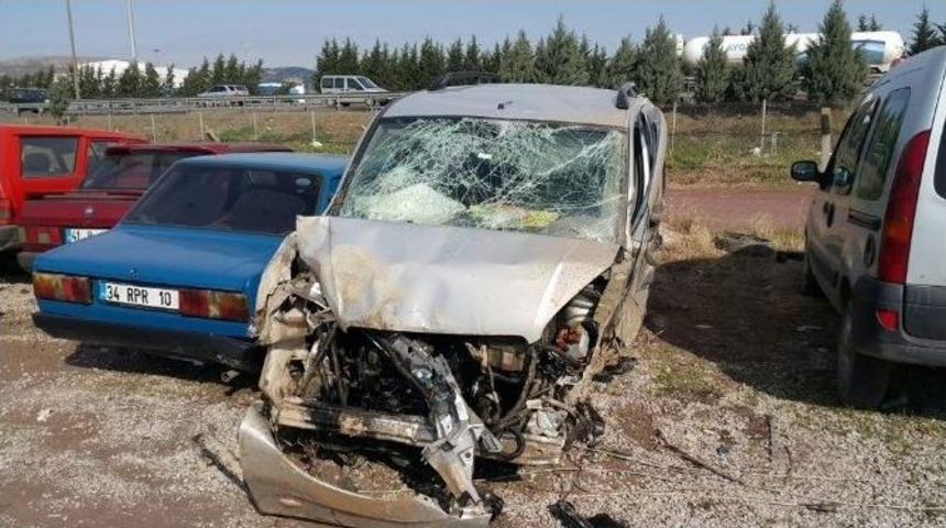 S&uuml;r&uuml;c&uuml; Uyudu Ara&ccedil; Duvara &Ccedil;arptı: 1 Yaralı