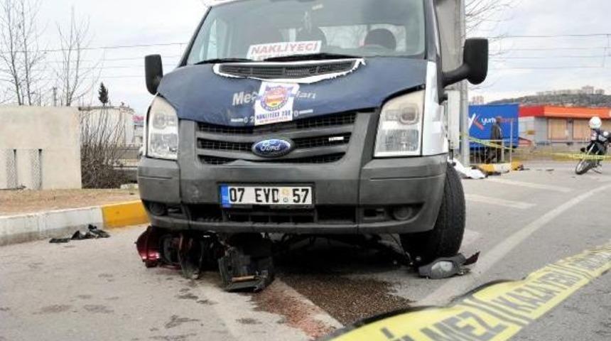 Kamyonetin &Ccedil;arptığı Elektrikli Bisiklet S&uuml;r&uuml;c&uuml;s&uuml; &Ouml;ld&uuml;