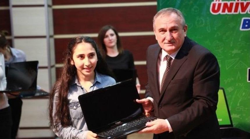 Bolu Belediyesi Başarılı &Ouml;ğrencilere Laptoplarını Dağıttı