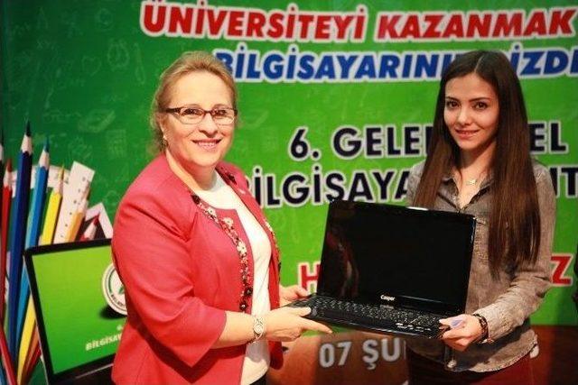 Bolu Belediyesi Başarılı Öğrencilere Laptoplarını Dağıttı