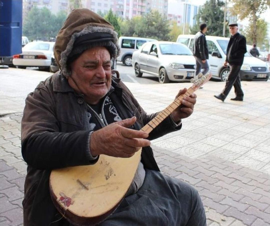 Tek Telli Sazıyla Para Kazanan Adam &Ouml;l&uuml; Bulundu