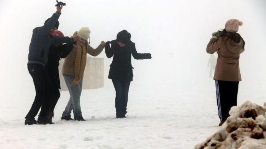 2 Bin 100 Metre Y&uuml;kseklikte Kar Festivali