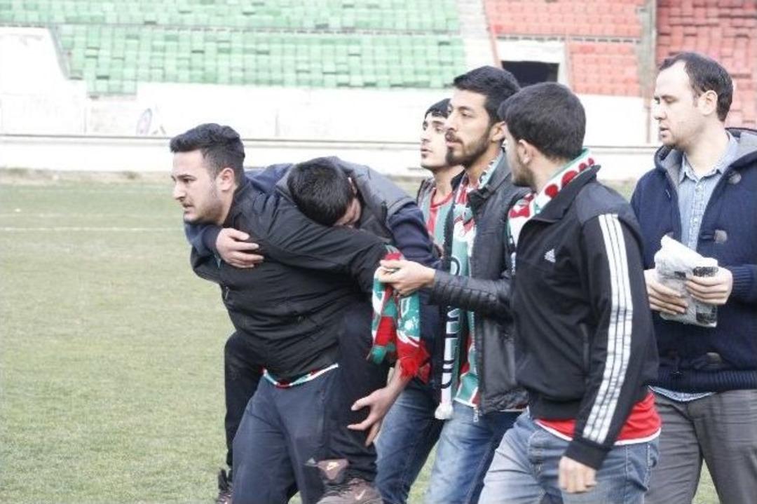 Gol Sonrası Trib&uuml;n Karıştı 1&rsquo;i Polis, 4 Taraftar Yaralandı