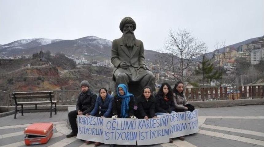 Tıp &Ouml;ğrencisinin Zorla Dağa G&ouml;t&uuml;r&uuml;ld&uuml;ğ&uuml;n&uuml; İleri S&uuml;ren Ailesi A&ccedil;lık Grevine Başladı