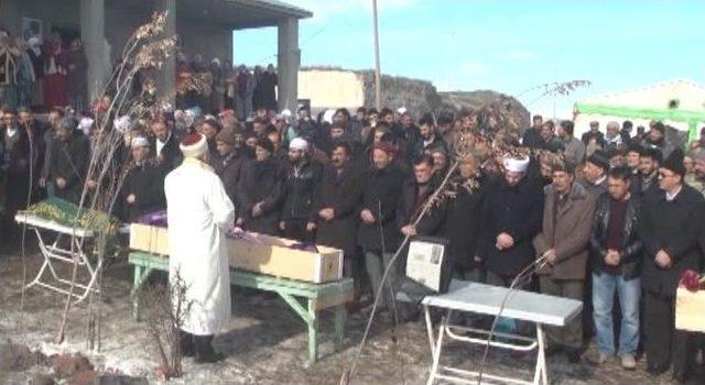 Cinnet Geçiren Şahıs, Eşi Ve Çocukları Toprağa Verildi