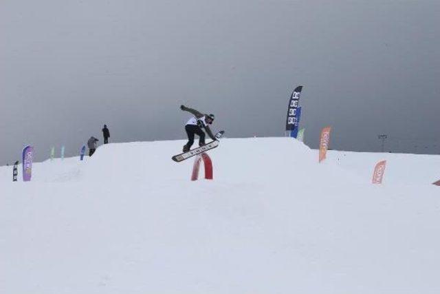 Uludağ Snowboard Şenliği Nefes Kesti