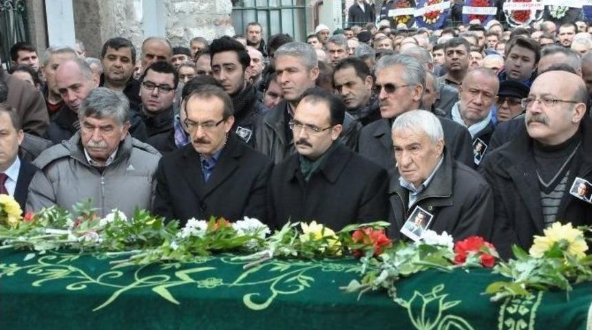 Gazeteci Coşkun &Ouml;zler G&ouml;zyaşları Arasında Son Yolculuğuna Uğurlandı