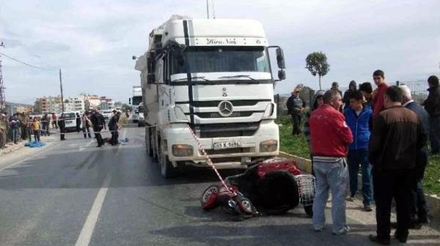 Elektrikli Bisikletiyle Kamyonun Altında Can Verdi