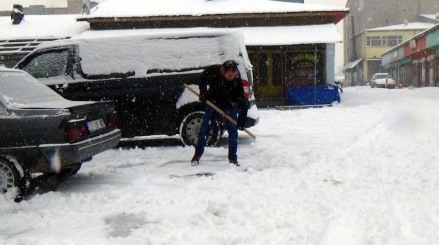 Kars’ta Kar Yağışı Etkili Oldu, Okullar Tatil Edildi
