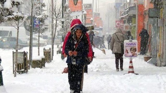 Kars’ta Kar Yağışı Etkili Oldu, Okullar Tatil Edildi