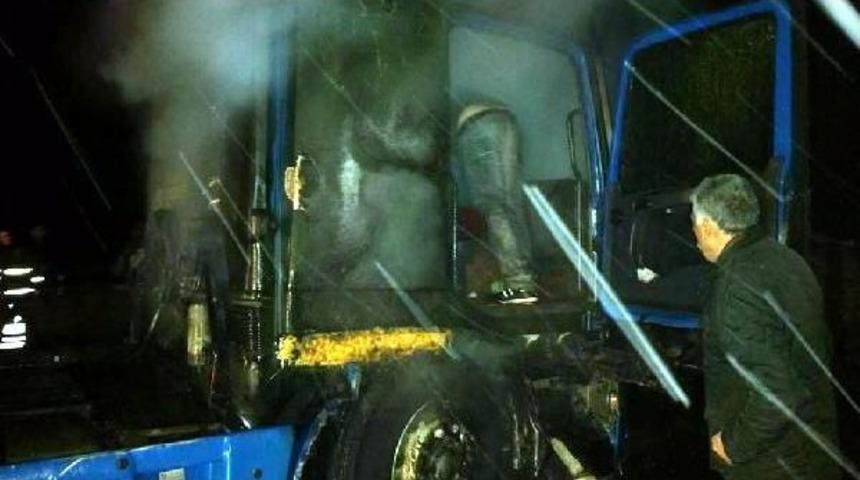 Motoru Tutuşan Tır Yandı