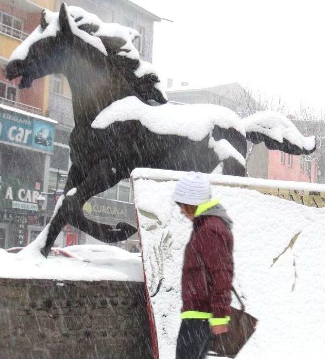 Doğu'ya Kar Yağdı Okullar Tatil Edildi