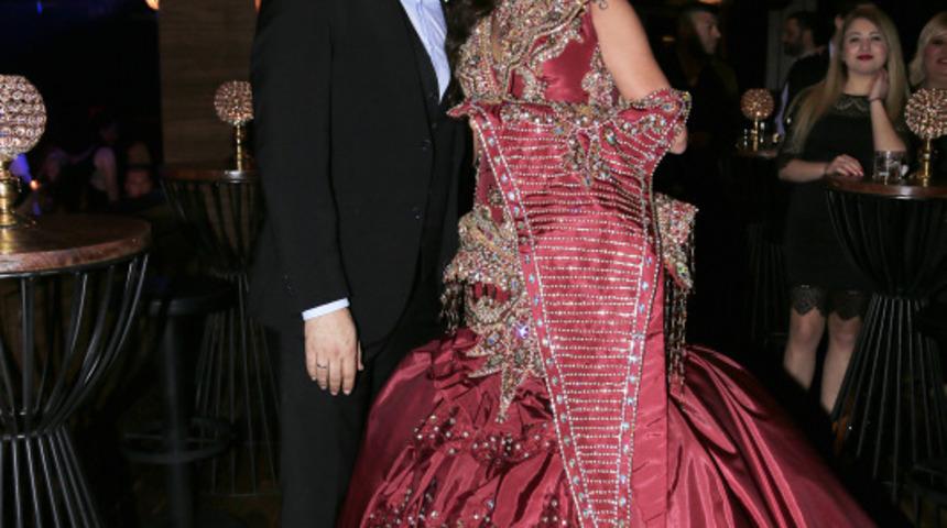 S&uuml;reyya Yal&ccedil;ın kına gecesinde 100 kiloluk sultan kıyafeti giydi