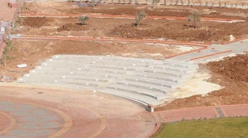 &Uuml;niversiteye &ldquo;amfi Tiyatro&rdquo;